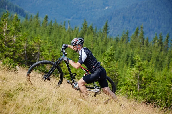 Cyclist  riding on rugged trails — Stock Photo, Image