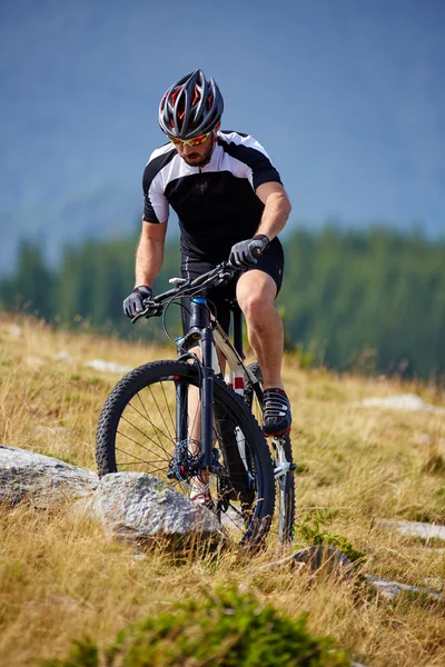 Cyclist  riding on rugged trails — Stock Photo, Image