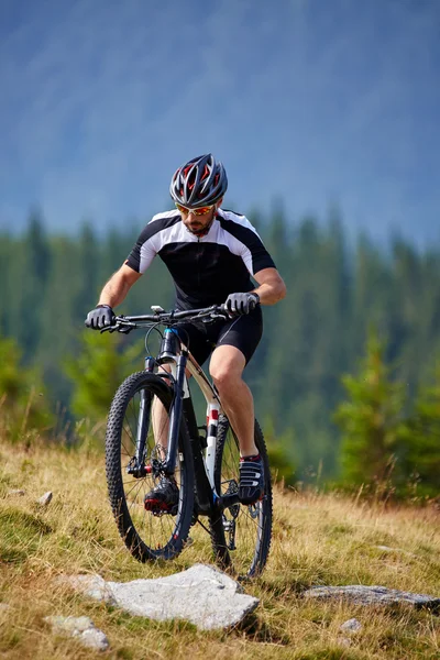 Cyclist  riding on rugged trails — Stock Photo, Image