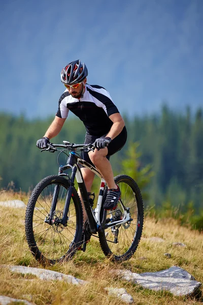 Cyclist  riding on rugged trails — Stock Photo, Image