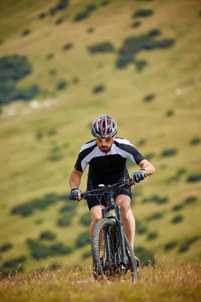 Cyclist  riding on rugged trails — Stock Photo, Image