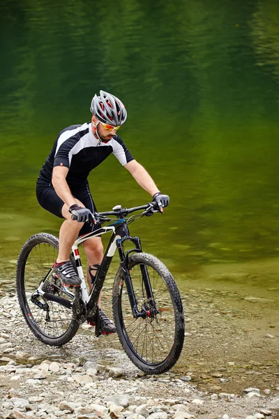 Cyclist  riding on rugged trails — Stock Photo, Image