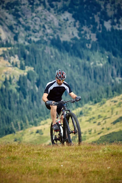 Cyclist  riding on rugged trails — Stock Photo, Image