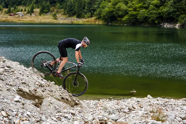 Cyclist  riding on rugged trails — Stock Photo, Image