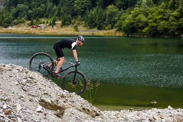 Cyclist  riding on rugged trails — Stock Photo, Image