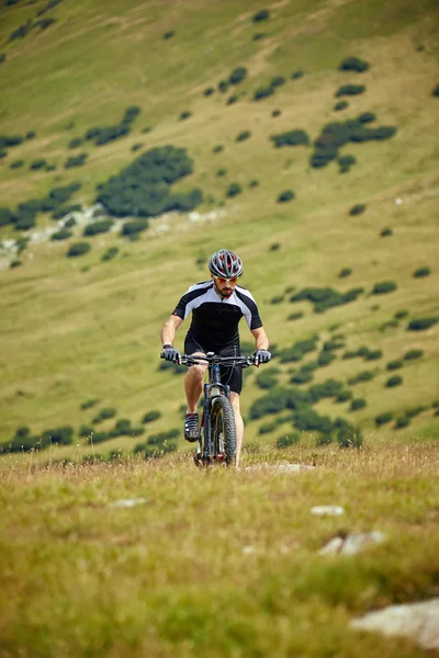 Cyclist  riding on rugged trails — Stock Photo, Image