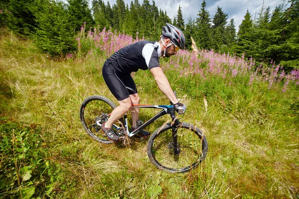 Cyclist  riding on rugged trails — Stock Photo, Image