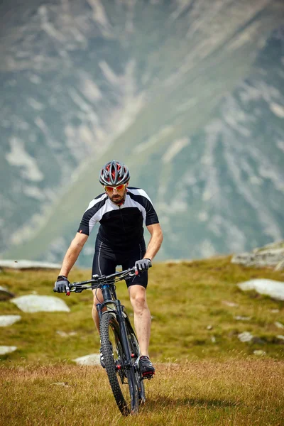 Cyclist  riding on rugged trails — Stock Photo, Image