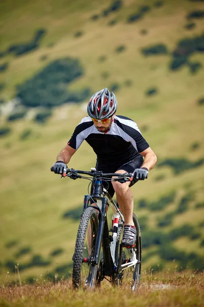 Cyclist  riding on rugged trails — Stock Photo, Image