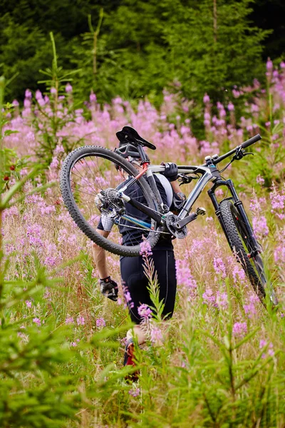 Cyclist  riding on rugged trails — Stock Photo, Image