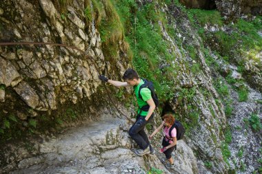 Aile tırmanma yürüyüşçü