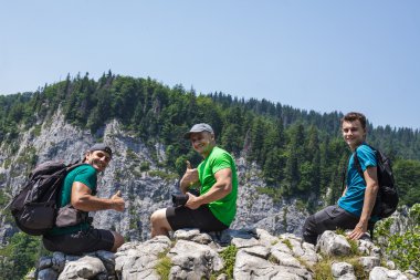 kenarında oturan yürüyüşçü
