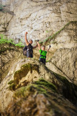 Yürüyüşçüler silah ile ayakta ortaya çıkar.