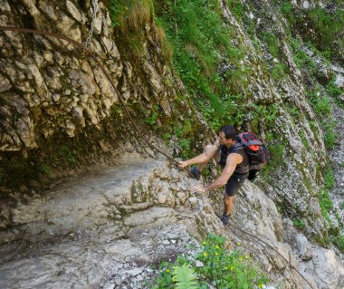 Beyaz adam tırmanma uzun yürüyüşe çıkan kimse