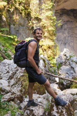 hiking sırt çantası olan adam