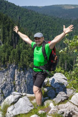 uzun yürüyüşe çıkan kimse kutluyor özgürlük