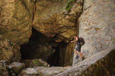 bir mağaraya yürüyüş uzun yürüyüşe çıkan kimse