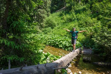 bir dağ nehir geçiş uzun yürüyüşe çıkan kimse