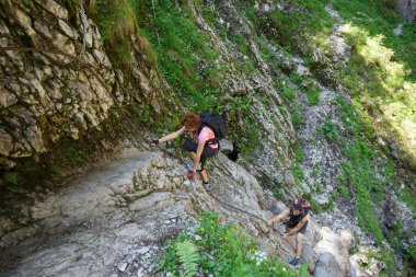 bir dağ iz üzerinde tırmanma yürüyüşçü