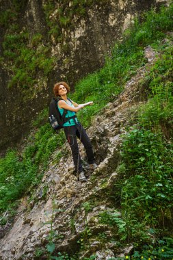 Bir dağ iz üzerinde tırmanma kadın