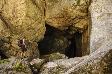 Adam yürüyen bir mağaraya uzun yürüyüşe çıkan kimse