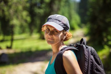 kadın giyen şapkayla sırt çantası