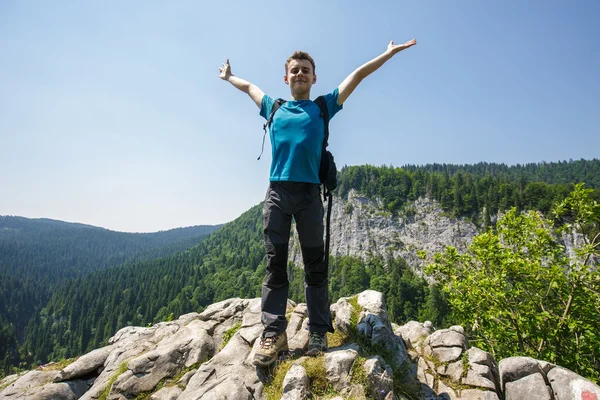 Hiker celebrating freedom — Stock Photo, Image