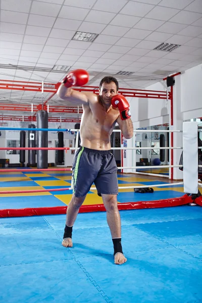 Kickboxing fighter skuggboxning — Stockfoto
