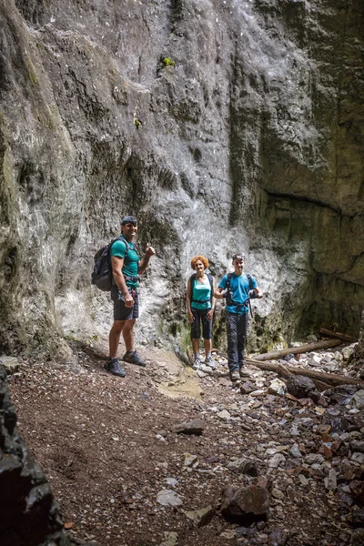 Turistas de pie en una enorme cueva —  Fotos de Stock