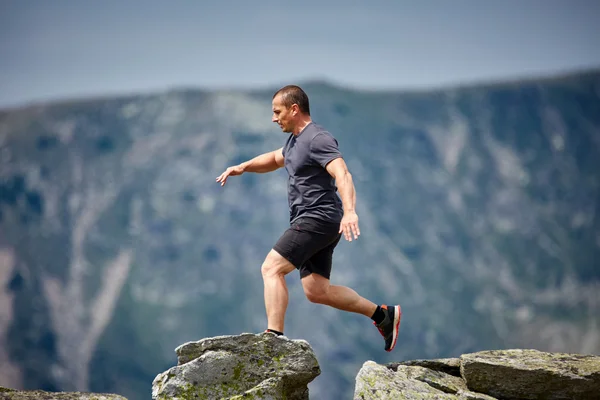 Sportowiec trail running w górach — Zdjęcie stockowe