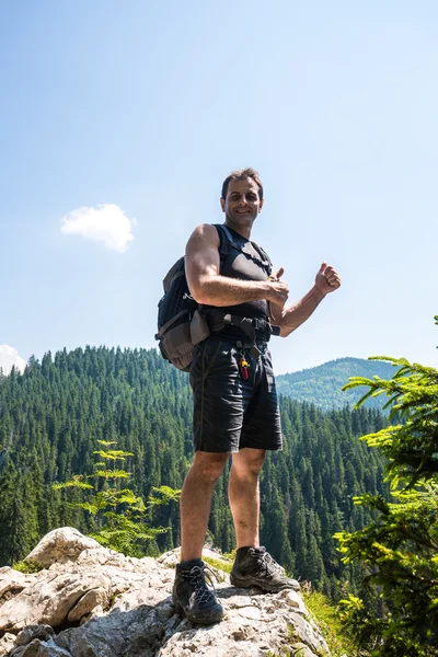 Man met Duimschroef opwaarts staande — Stockfoto