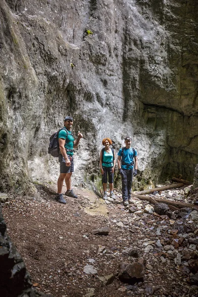 Turistas de pé em uma caverna enorme — Fotografia de Stock