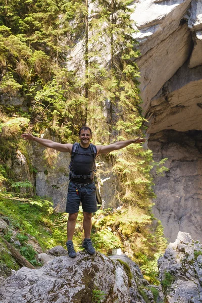 Wanderer steht am Höhleneingang — Stockfoto