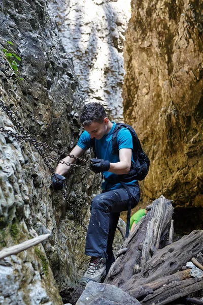 Junge klettert auf Sicherheitskette — Stockfoto