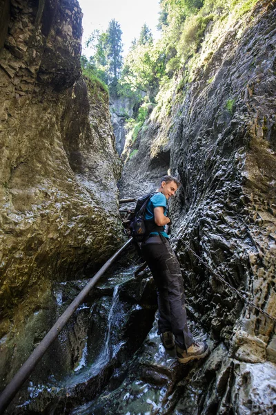Wandelaar klimmen op veiligheid ketens — Stockfoto