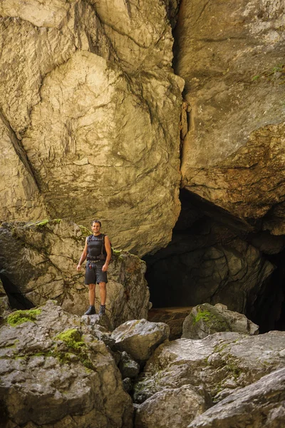 Hiker stående på en stor sten — Stockfoto