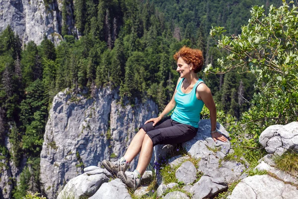 Hiker sitting on the mountain peak — Stock Photo, Image