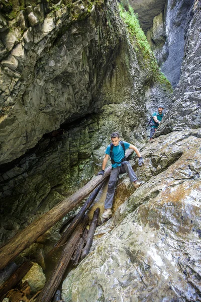 Männliche Wanderer auf Talfahrt — Stockfoto