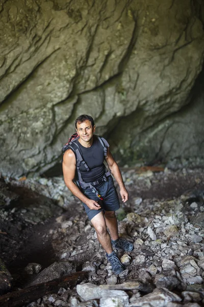 Escursionista in piedi all'interno di una grande grotta — Foto Stock
