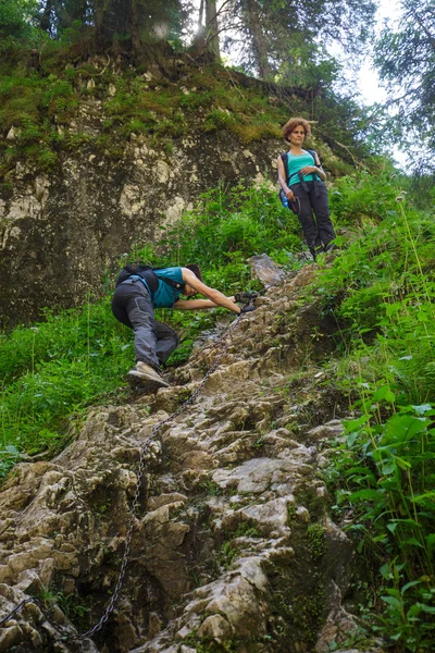 Randonneurs grimpant sur un sentier de montagne — Photo