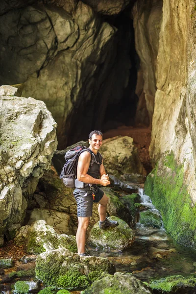 Turista lavándose las manos —  Fotos de Stock