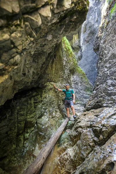 Man going down canyon — Stock Photo, Image