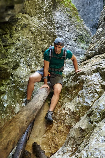 Hombre excursionista bajando —  Fotos de Stock