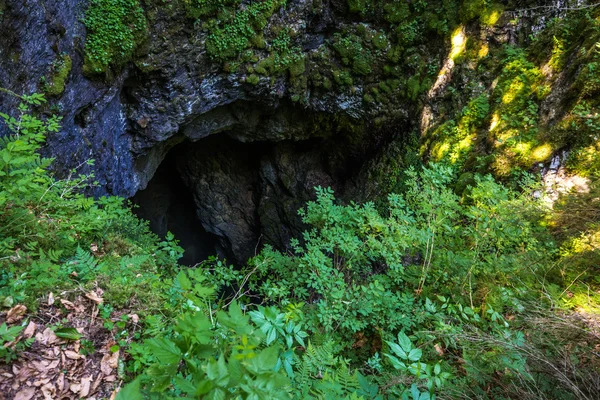陥没穴の入り口で山の風景 — ストック写真