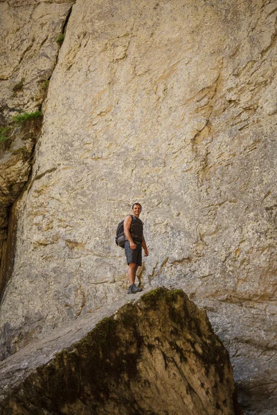 Büyük bir kayanın üzerinde duran uzun yürüyüşe çıkan kimse — Stok fotoğraf