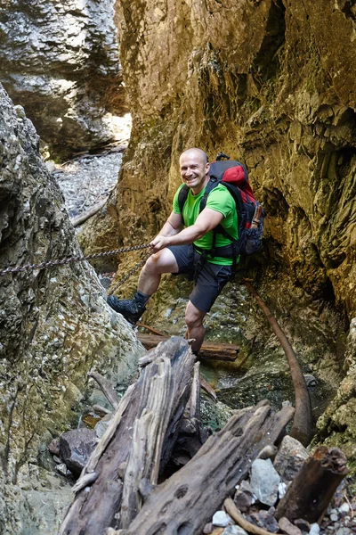 Excursionista escalando en cadenas de seguridad —  Fotos de Stock