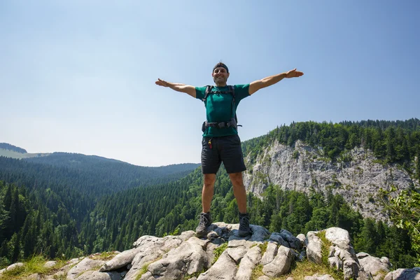 Escursionista che celebra la libertà — Foto Stock