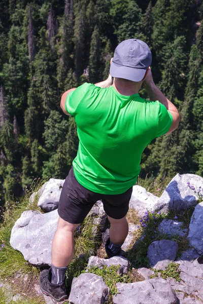 Tourist hiker taking photos — Stock Photo, Image