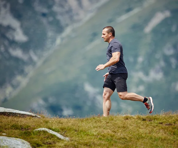 Trilha atleta correndo nas montanhas — Fotografia de Stock