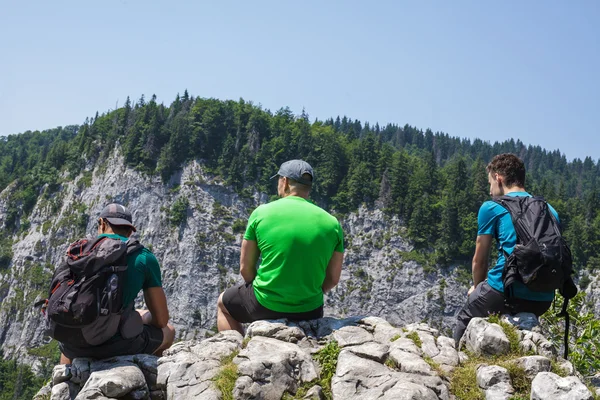 Male hikers sitting — Stock Photo, Image